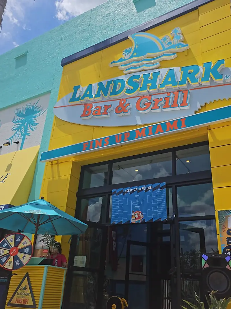 Fachada de LandShark Bar & Grill en Dolphin Mall